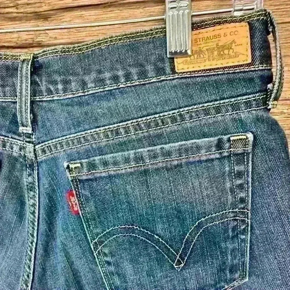 Levi’s Women’s Jean Shorts size 4 - Picture 3 of 4